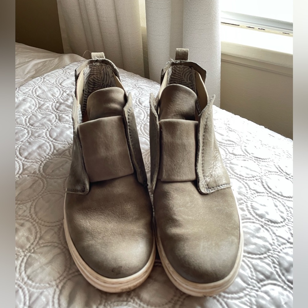 MIZ MOOZ New York City olive green sneakers